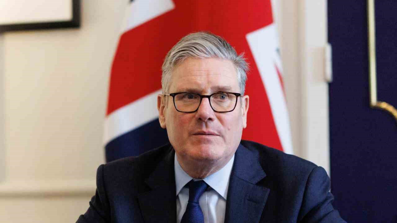 İngiltere, Kıbrıs Adası çevresine savaş gemisi konuşlandıracak
