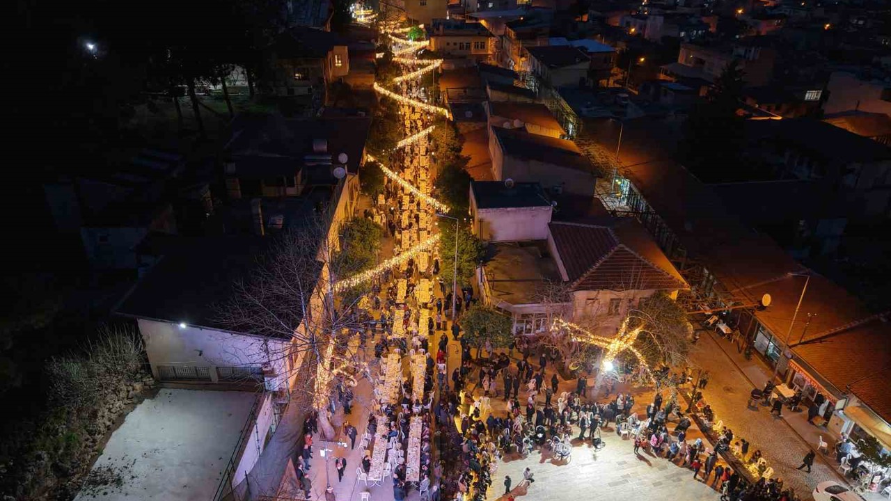 Kozan Kalesi’nden atılan topla tarihi çarşıda Ramazan coşkusu yaşandı
