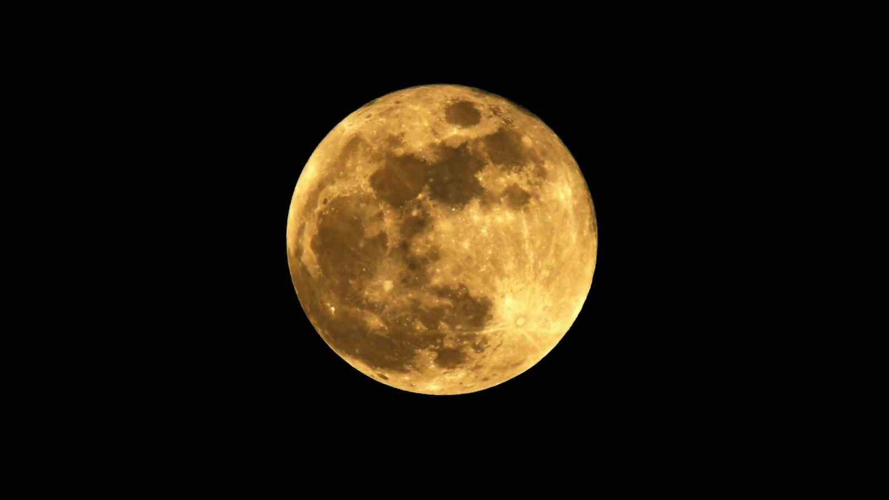 Ahlat’ta dolunay hayranlık uyandırdı
