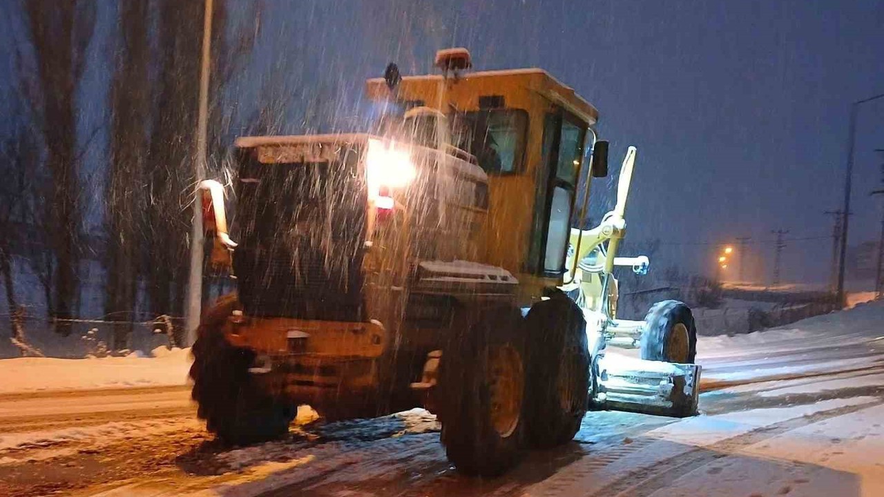 Bayburt’ta karla mücadele çalışmaları sürüyor
