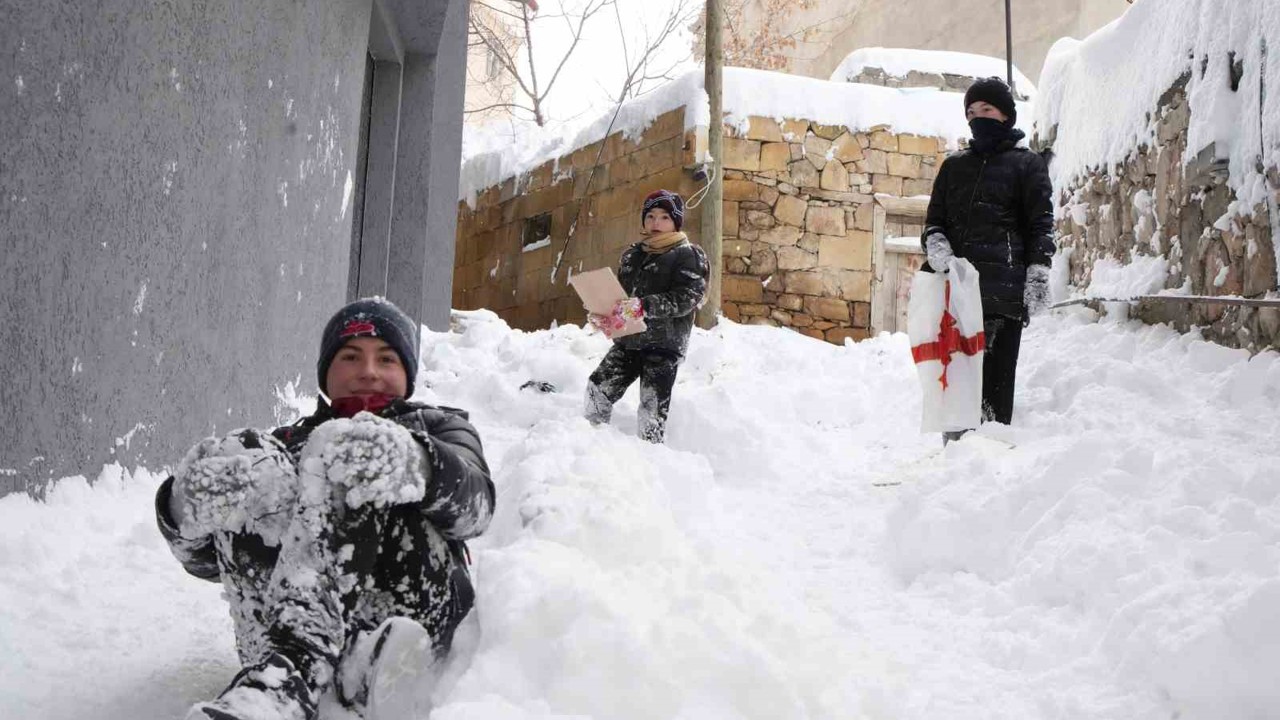 Mart kapıdan baktırdı: Bayburt güne 15 santimetre karla uyandı
