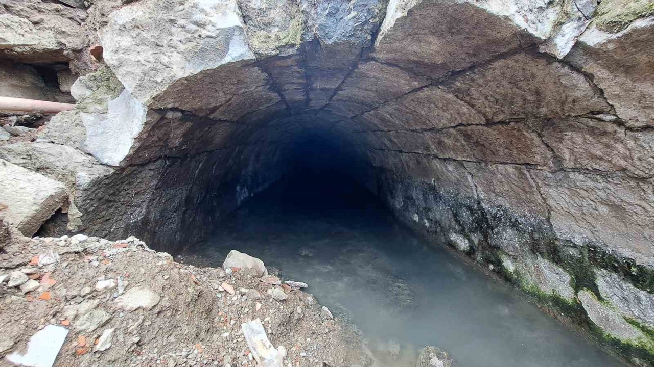 Türkiye’de bir örneği daha yok; Trabzon’da Roma dönemine ait su kanalı ortaya çıktı

