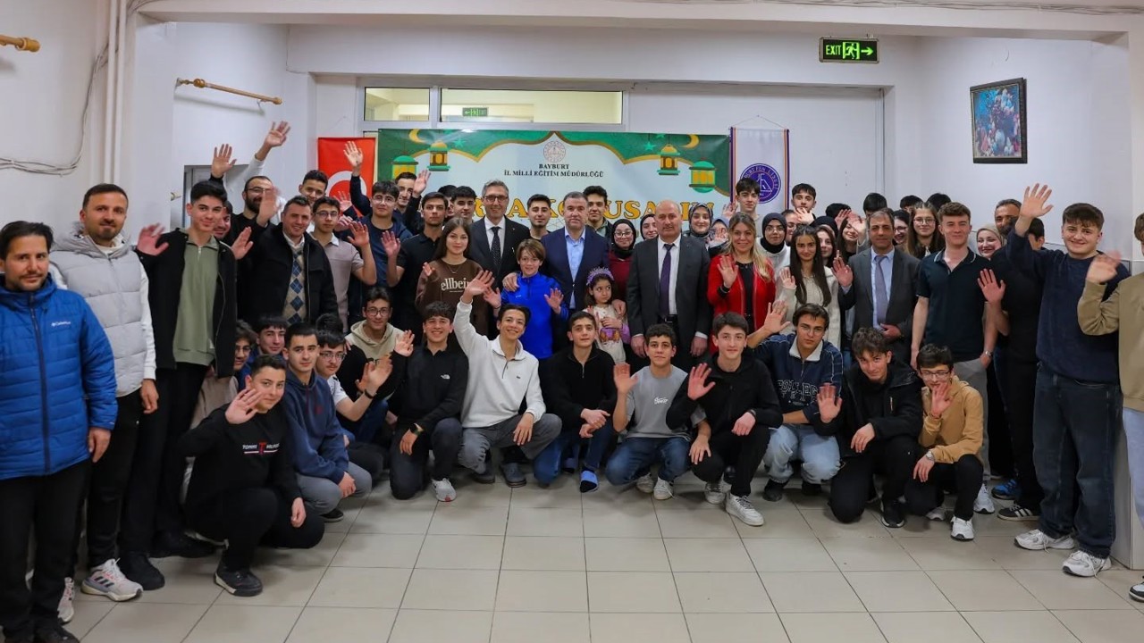 Vali Eldivan, Bayburt Fen Lisesi öğrencileriyle iftarda buluştu
