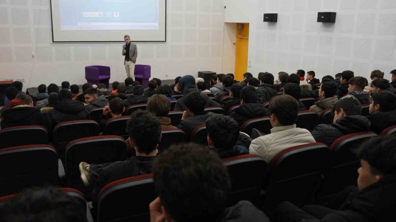 Bilim Merkezinde dronlar ve kullanımı söyleşisi
