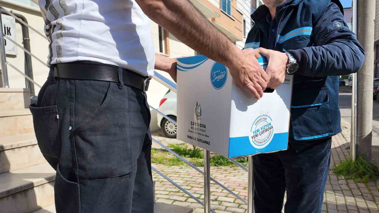 Çayırova’da ihtiyaç sahibi ailelere gıda kolisi dağıtılıyor
