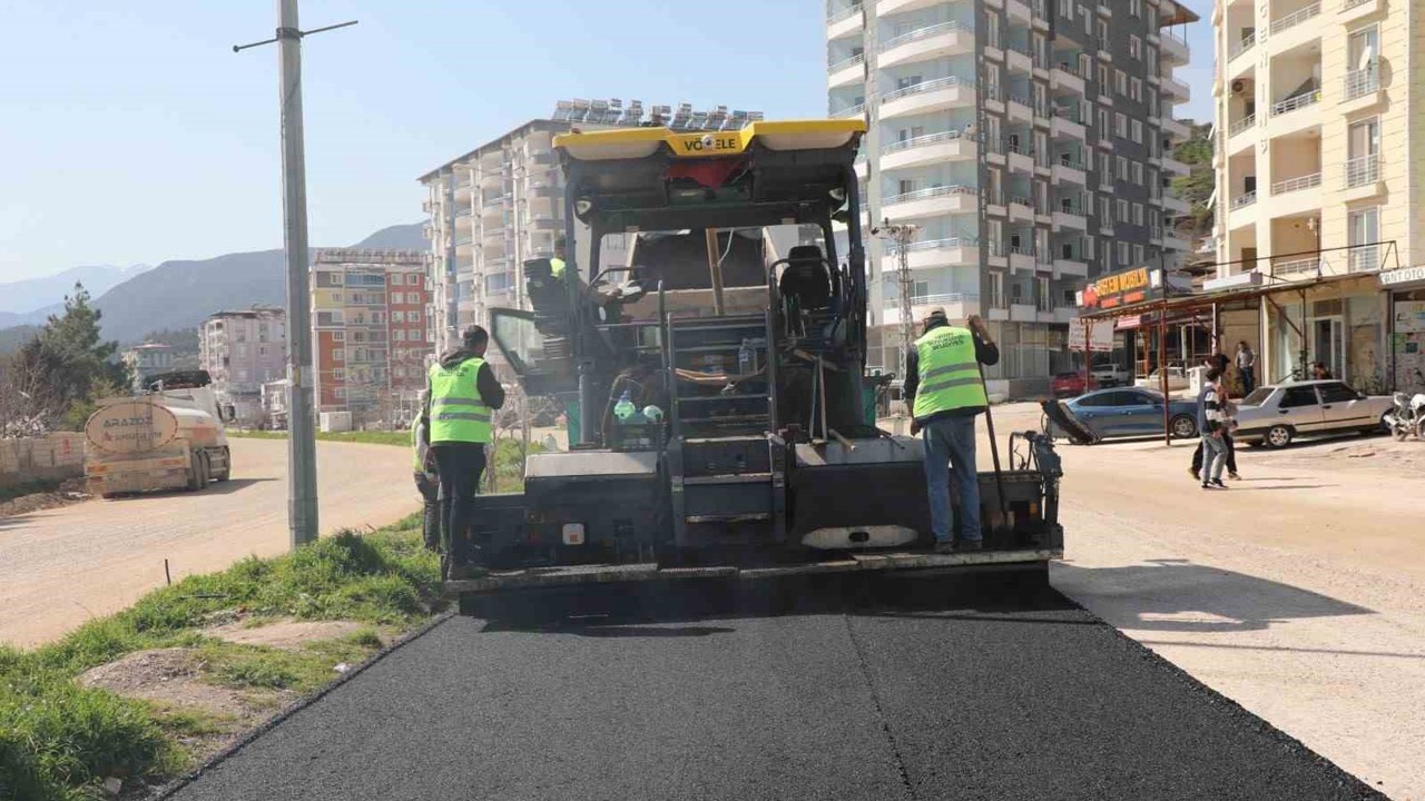 Hatay Büyükşehir Belediyesi, Yolçatı’nda asfalt serimine başladı
