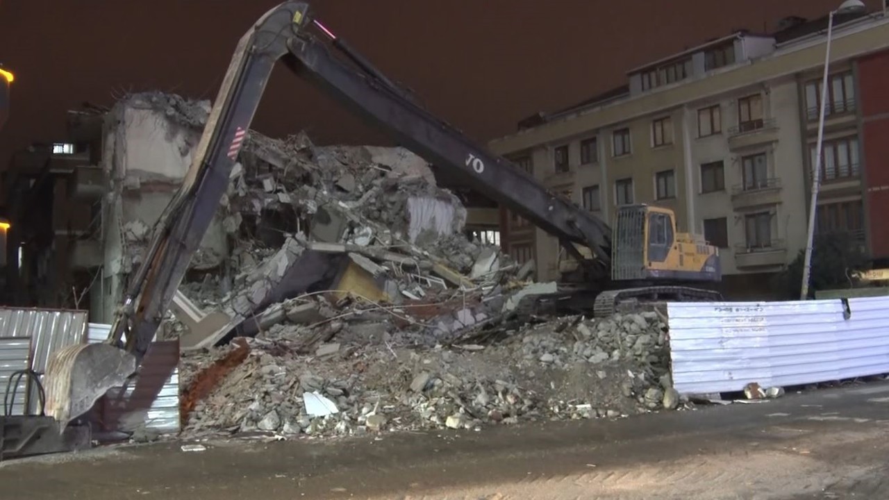 Avcılar’da kentsel dönüşüm kapsamında yapılan yıkım kontrolden çıktı, o anlar kamerada
