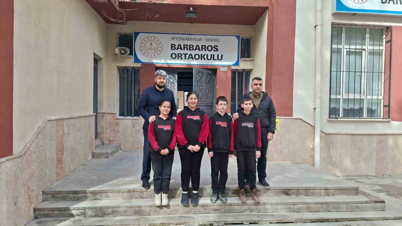 Topladıkları para ile 3 bakkalın veresiye defterini satın alan öğretmen ve öğrenciler yürekleri ısıttı
