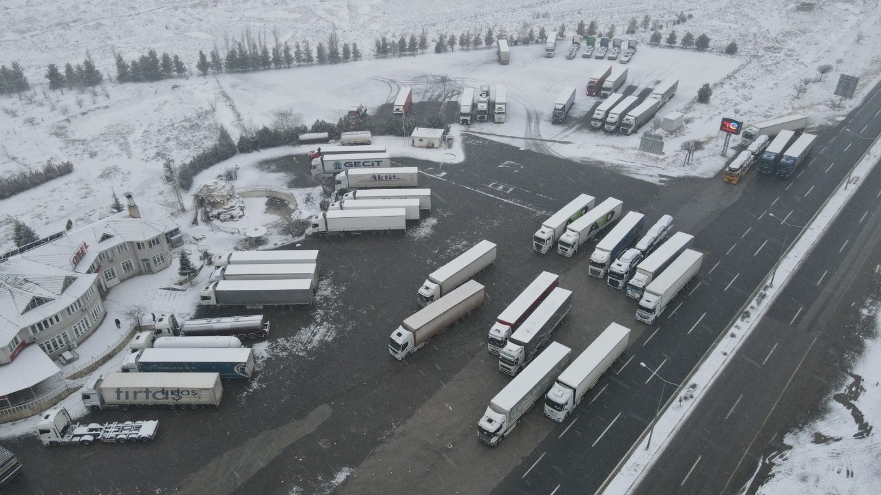 Erzincan’da kar yağışı ulaşımı aksattı
