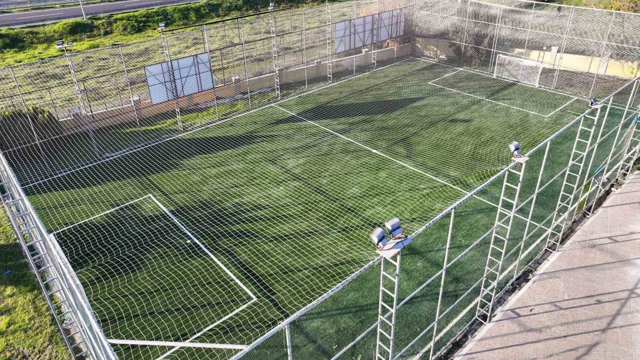 Çeştepe’deki halı saha yeniden hizmete açıldı
