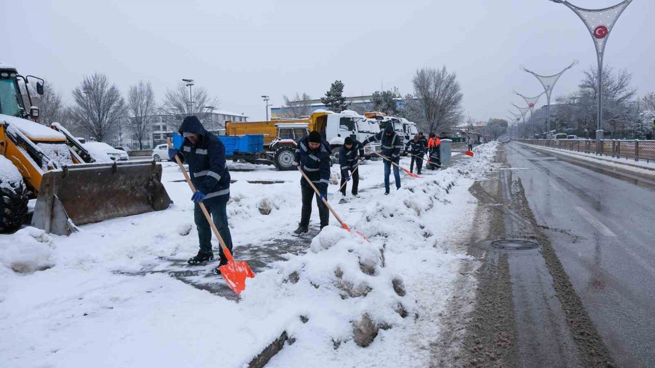Erzincan’da karla mücadele çalışmaları sürüyor
