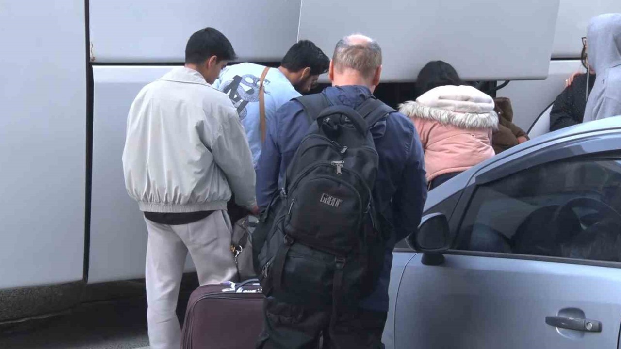 Ülkelerine giden İranlılardan Amerika ve İsrail’e tepki
