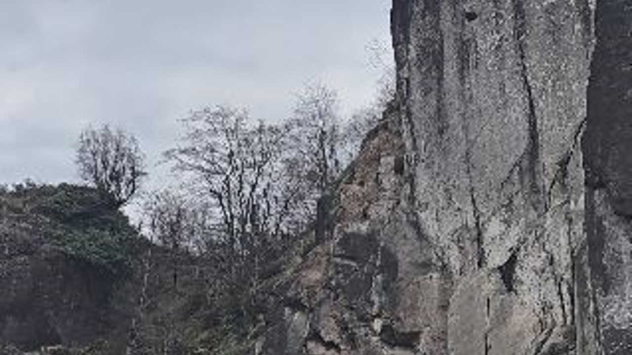 Artvin’de tehlike oluşturan kayalar kontrollü şekilde düşürüldü
