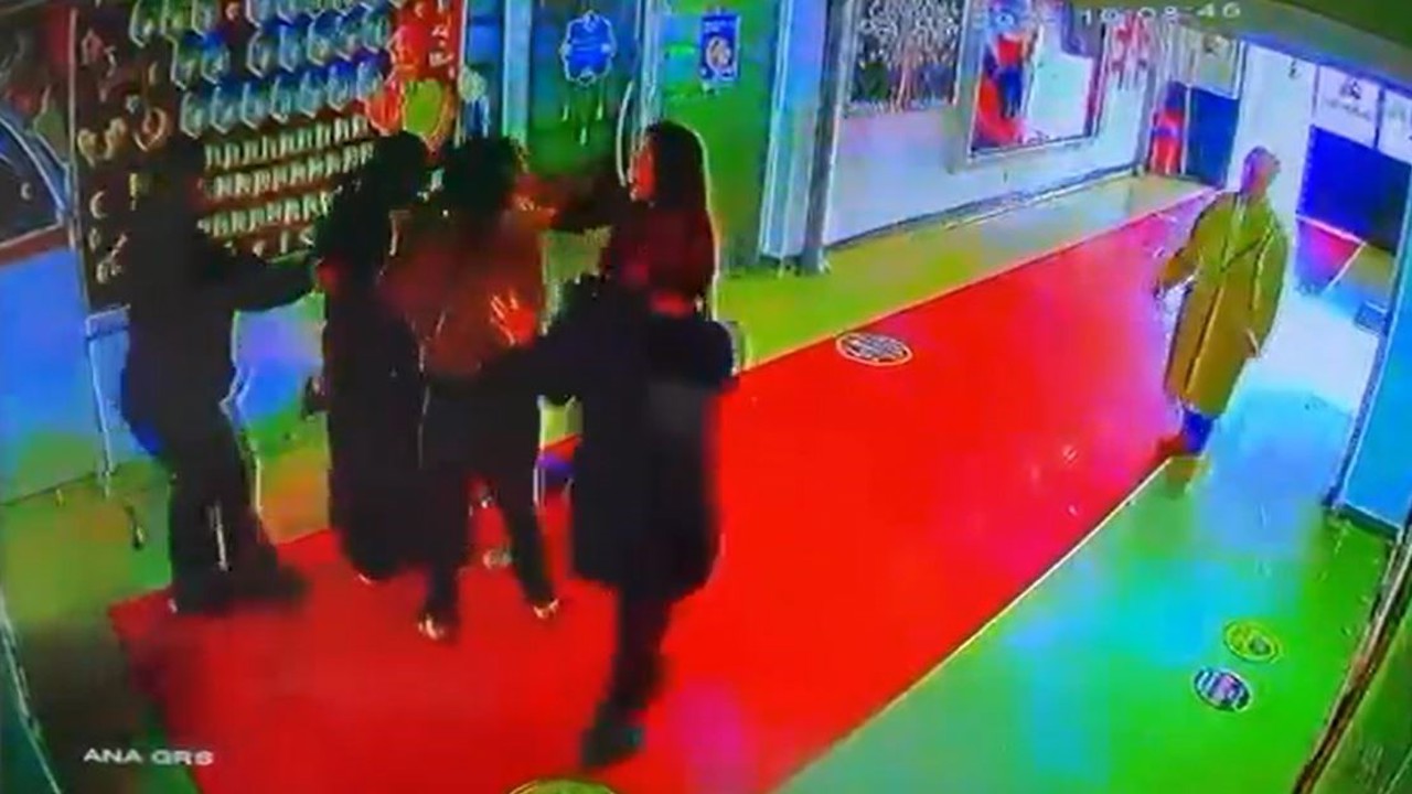 Çocuğunu müdüre şikayet eden veliye böyle saldırdı
