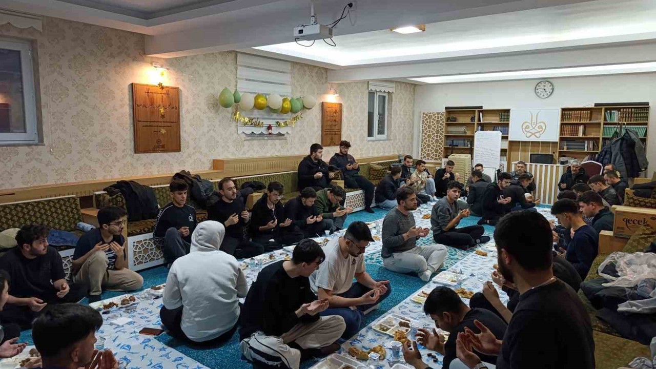 Emirdağ’da üniversiteli öğrencileri iftar programında buluştular
