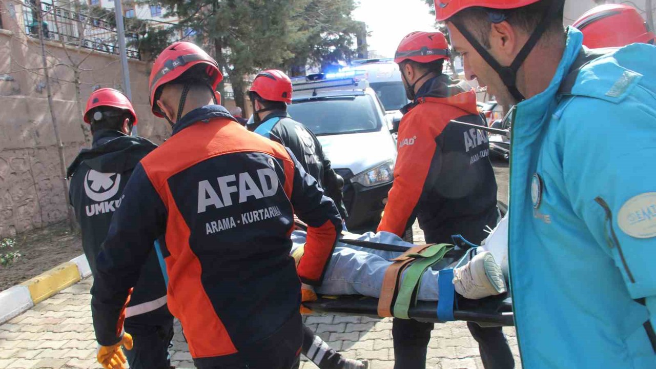 Şırnak’ta deprem tatbikatı gerçeğini aratmadı
