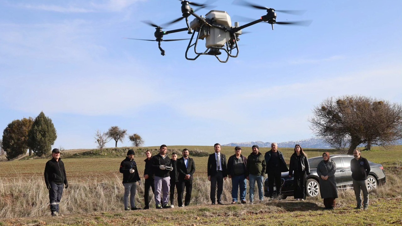 Tavas Belediyesinden çiftçiye dronlu gübreleme desteği
