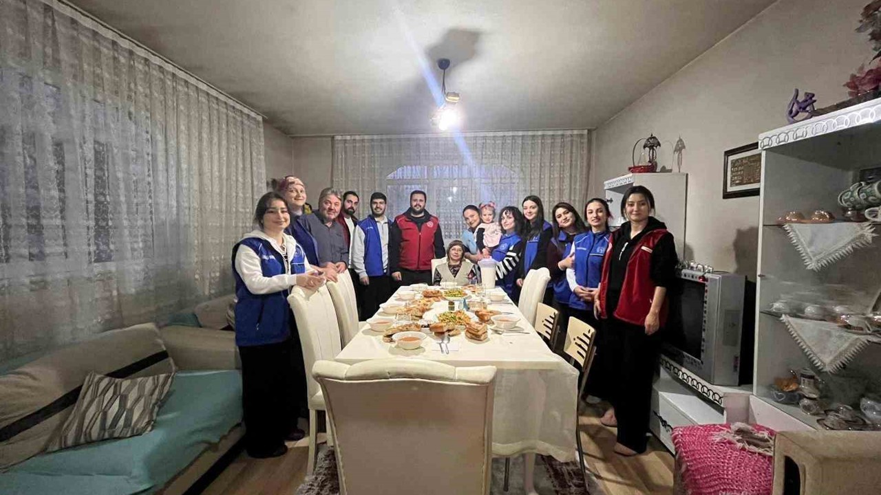 Gençler mutfağa girdi iftar için sofra kurdu
