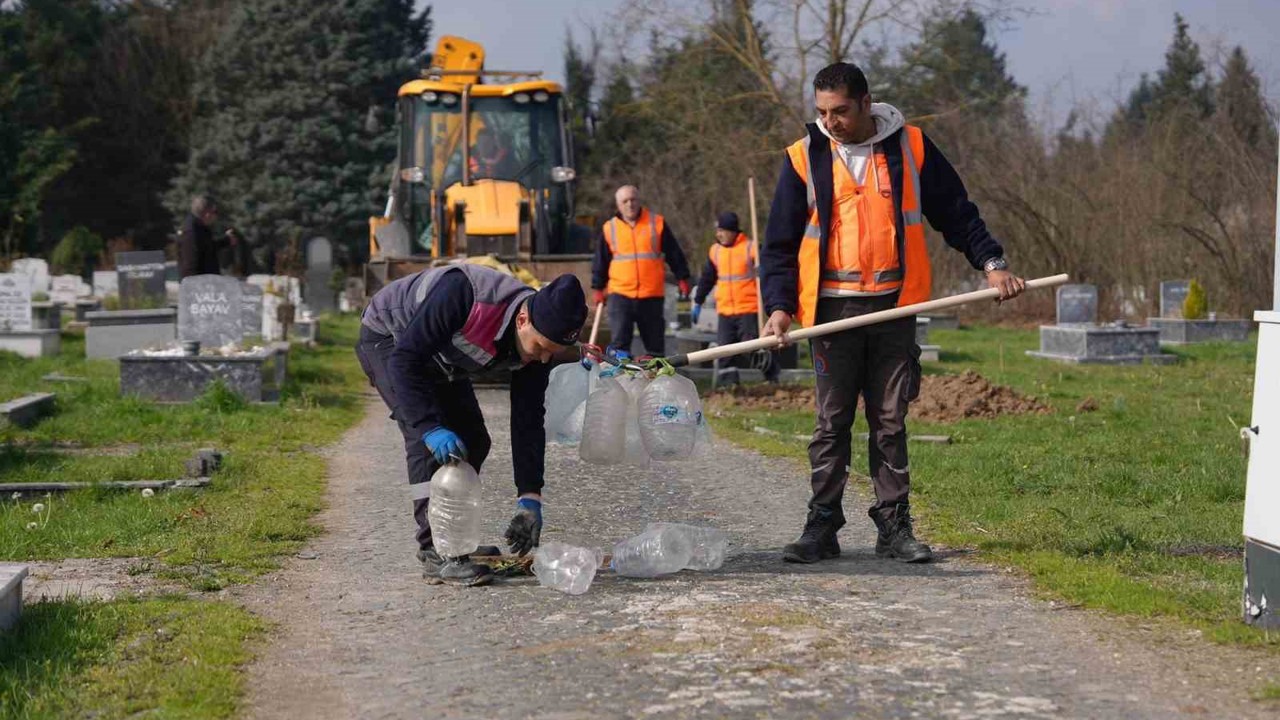 Mezarlıklar Ramazan Bayramı’na hazırlanıyor

