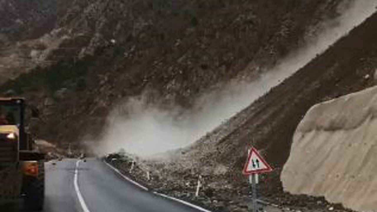 Artvin-Şavşat karayolunda heyelan
