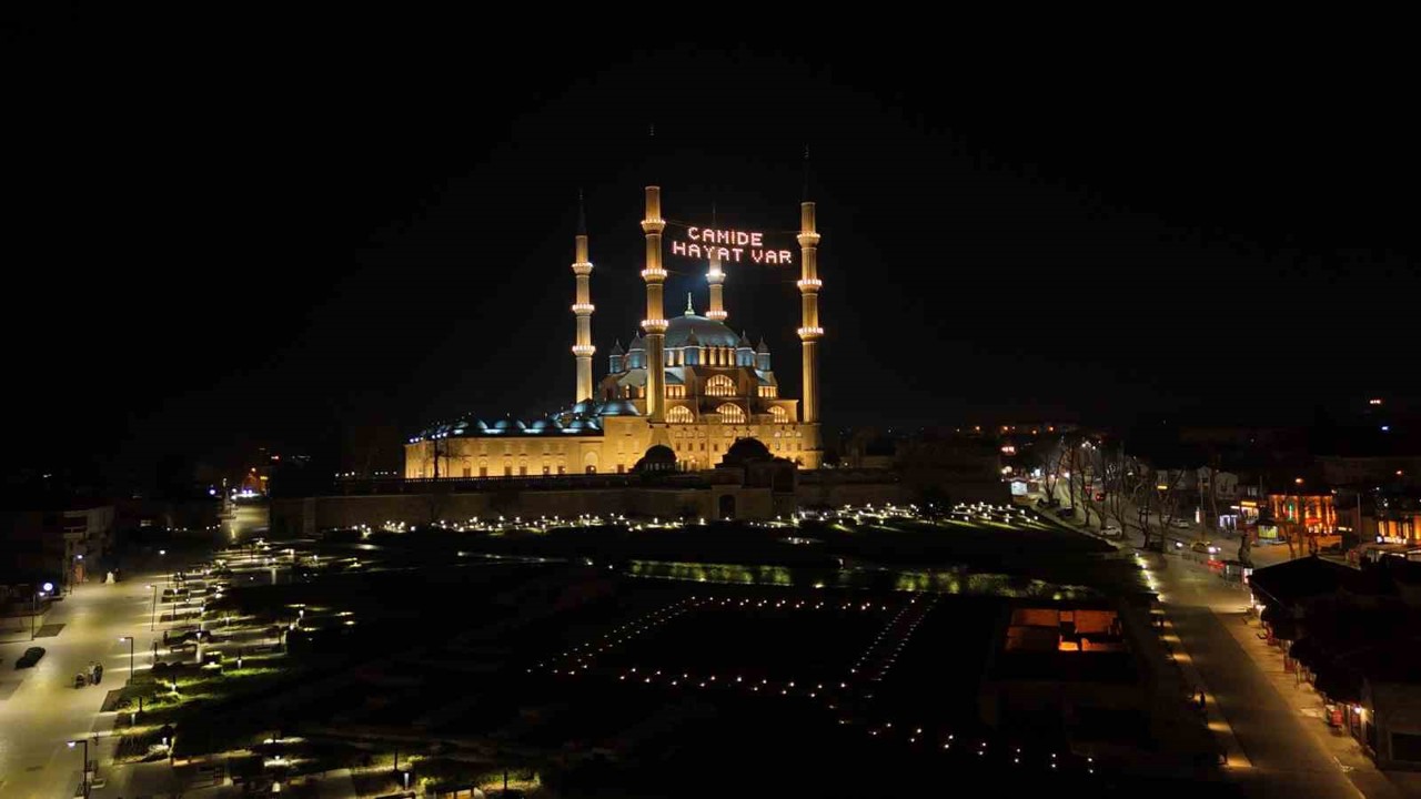 Selimiye Camii’nde mahya mesajı değişti: "Camide Hayat Var"
