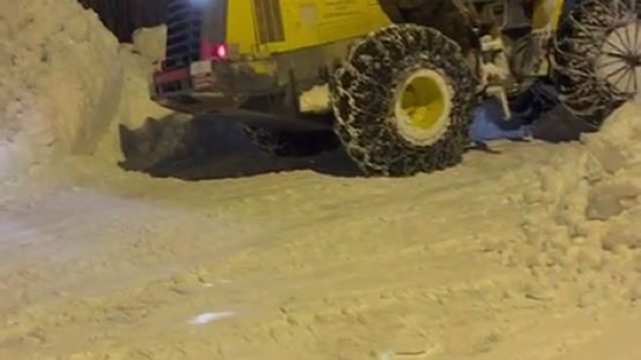 Kar kalınlığı iş makinesinin boyunu geçti
