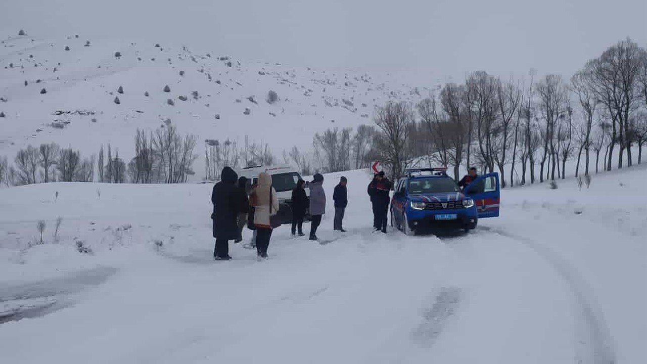 Kar yolları kapattı, öğretmenler yolda kaldı
