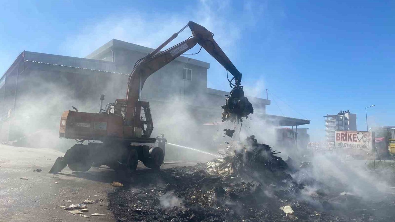 Sanayi sitesinde hurda yangını iş yerlerine sıçramadan söndürüldü
