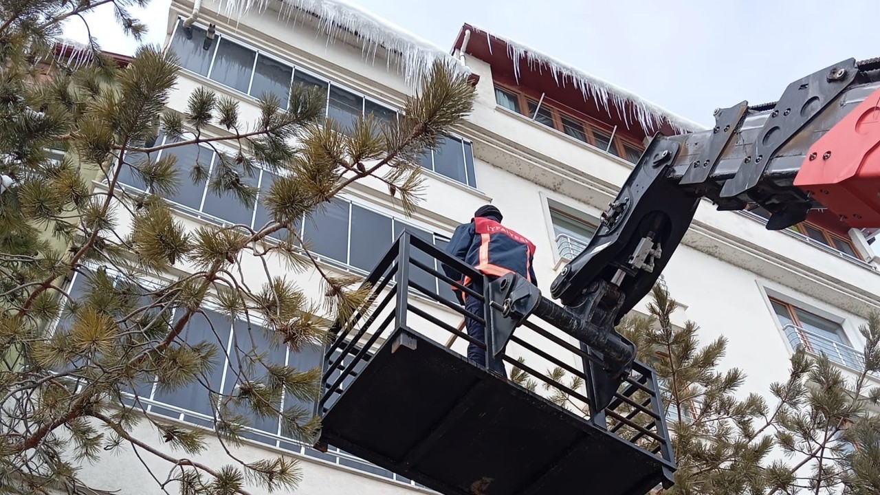 Bayburt’ta buz sarkıtları temizlendi
