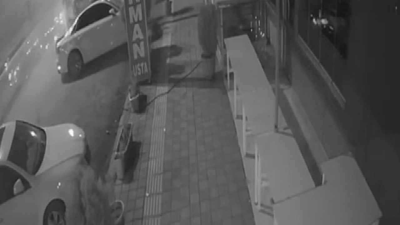 Diyarbakır’da devrilen tırın 7 araca çarpma anı kameraya yansıdı
