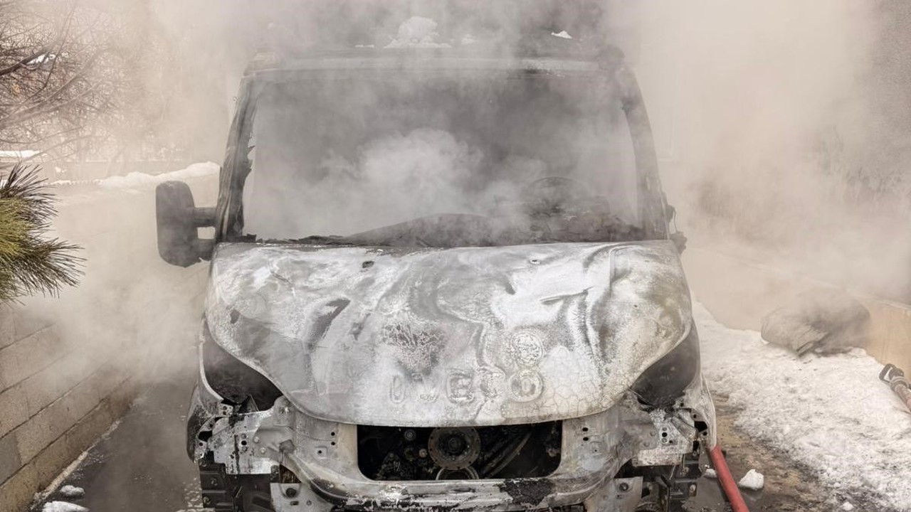 Van’da park halindeki kamyonet yandı
