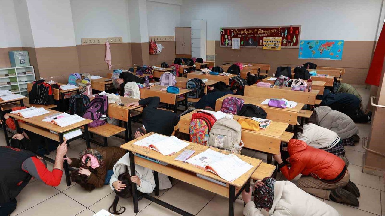 Bingöl’de öğrencilere deprem tatbikatı
