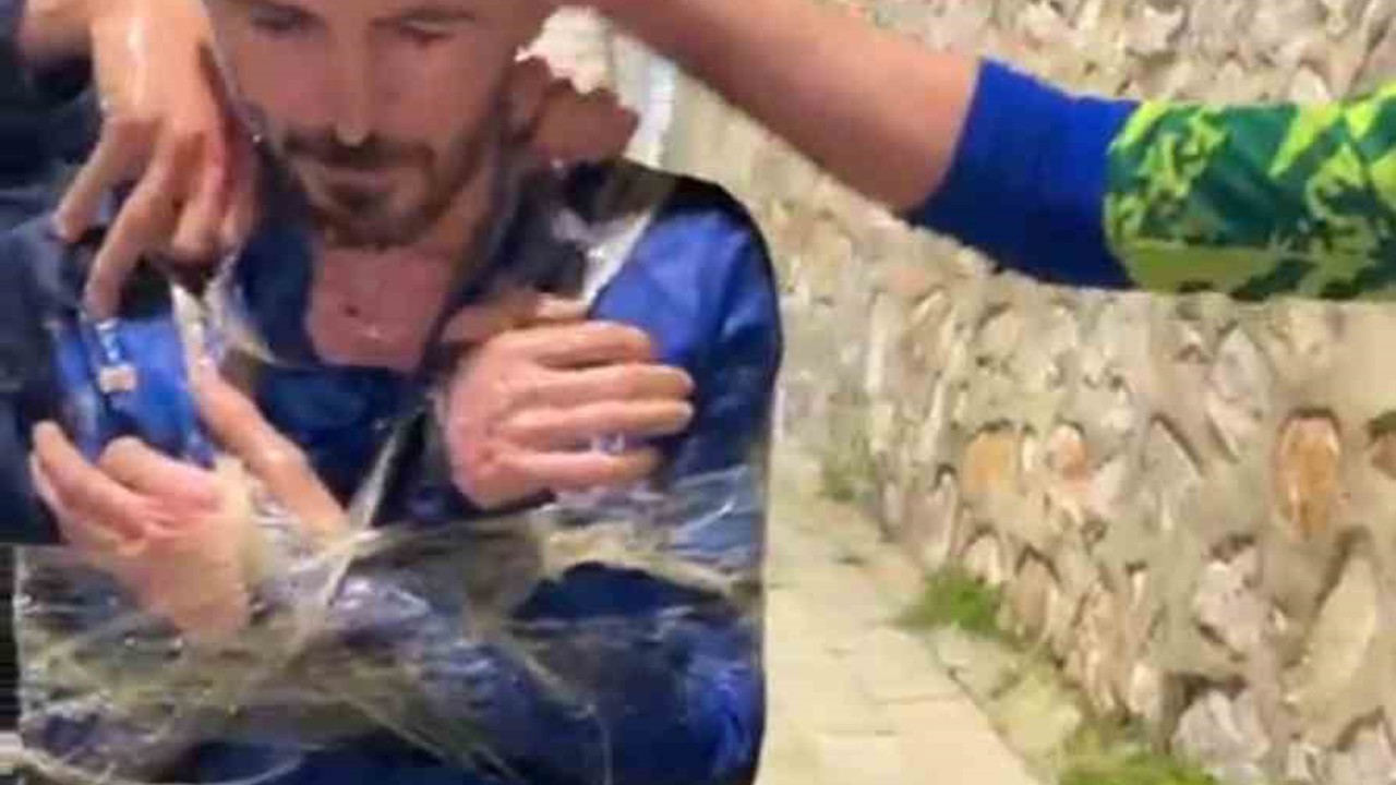 Takım arkadaşlarını koli bandıyla bağlayıp sirkeyle yıkadılar
