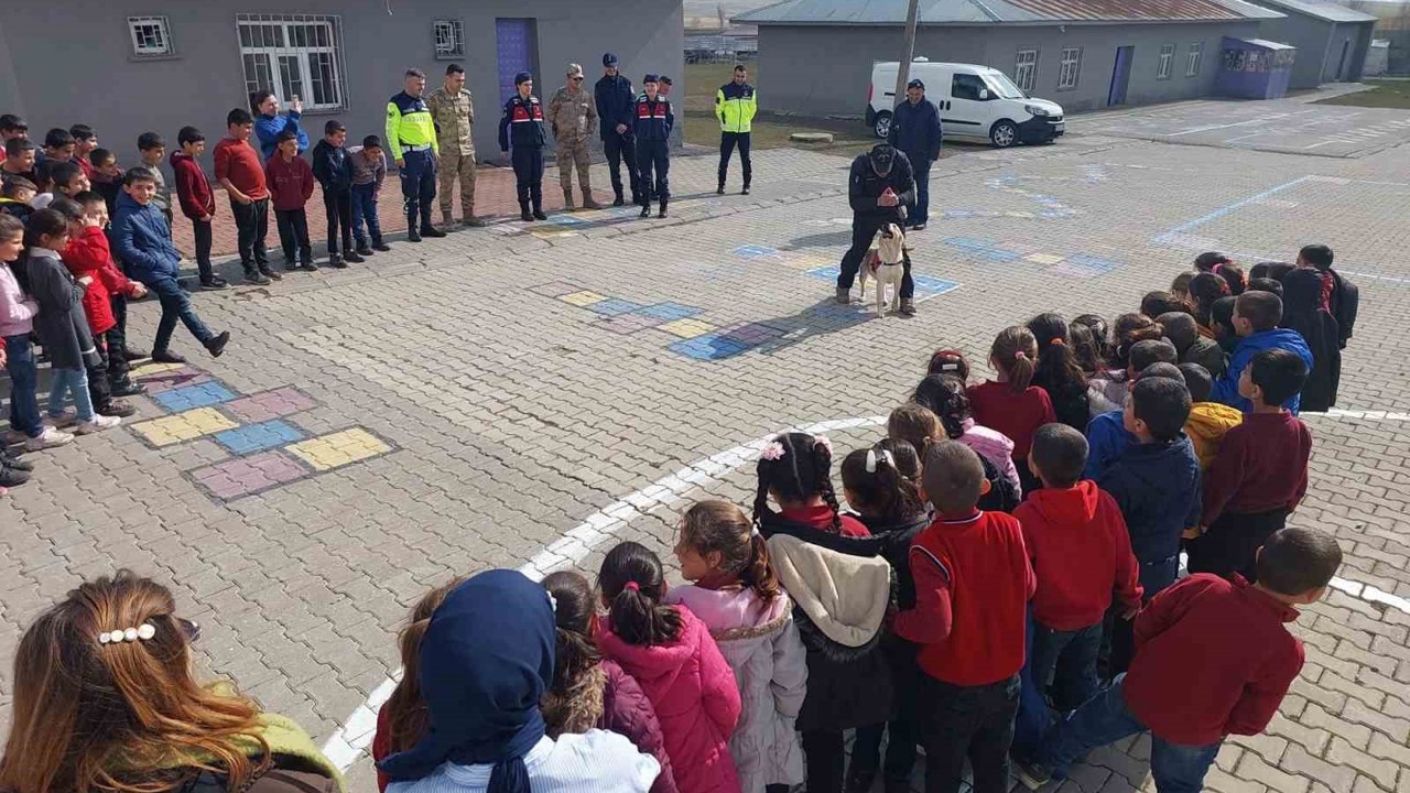 Muş’ta jandarmadan öğrencilere güvenlik ve trafik eğitimi
