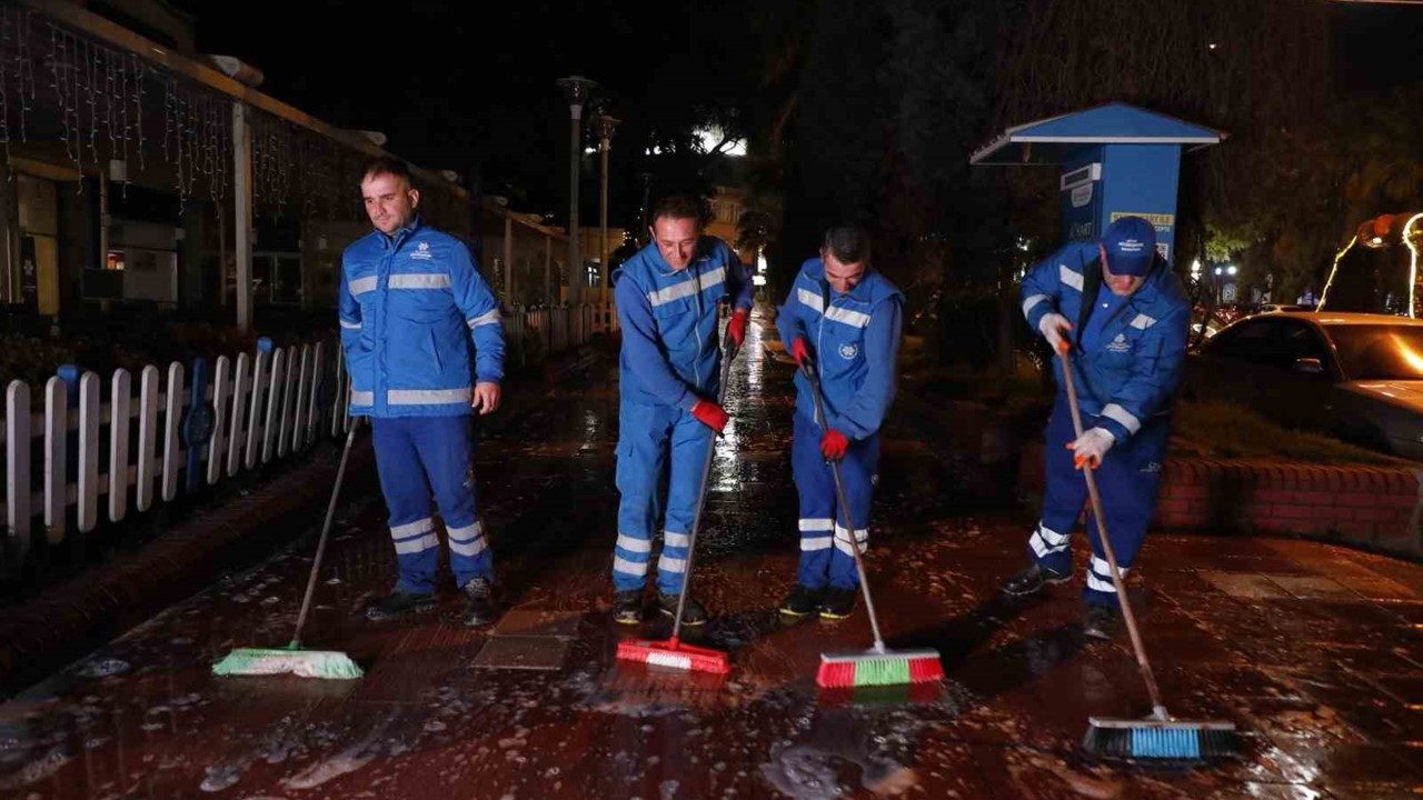 Büyükşehir ekipleri gece boyunca temizlik çalışması gerçekleştirdi
