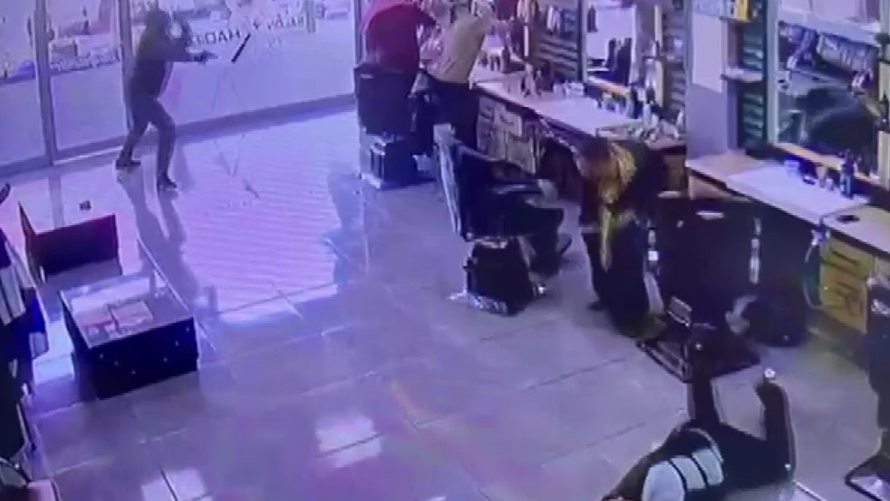 Adana’da berberde böyle ateş etti: 1 yaralı
