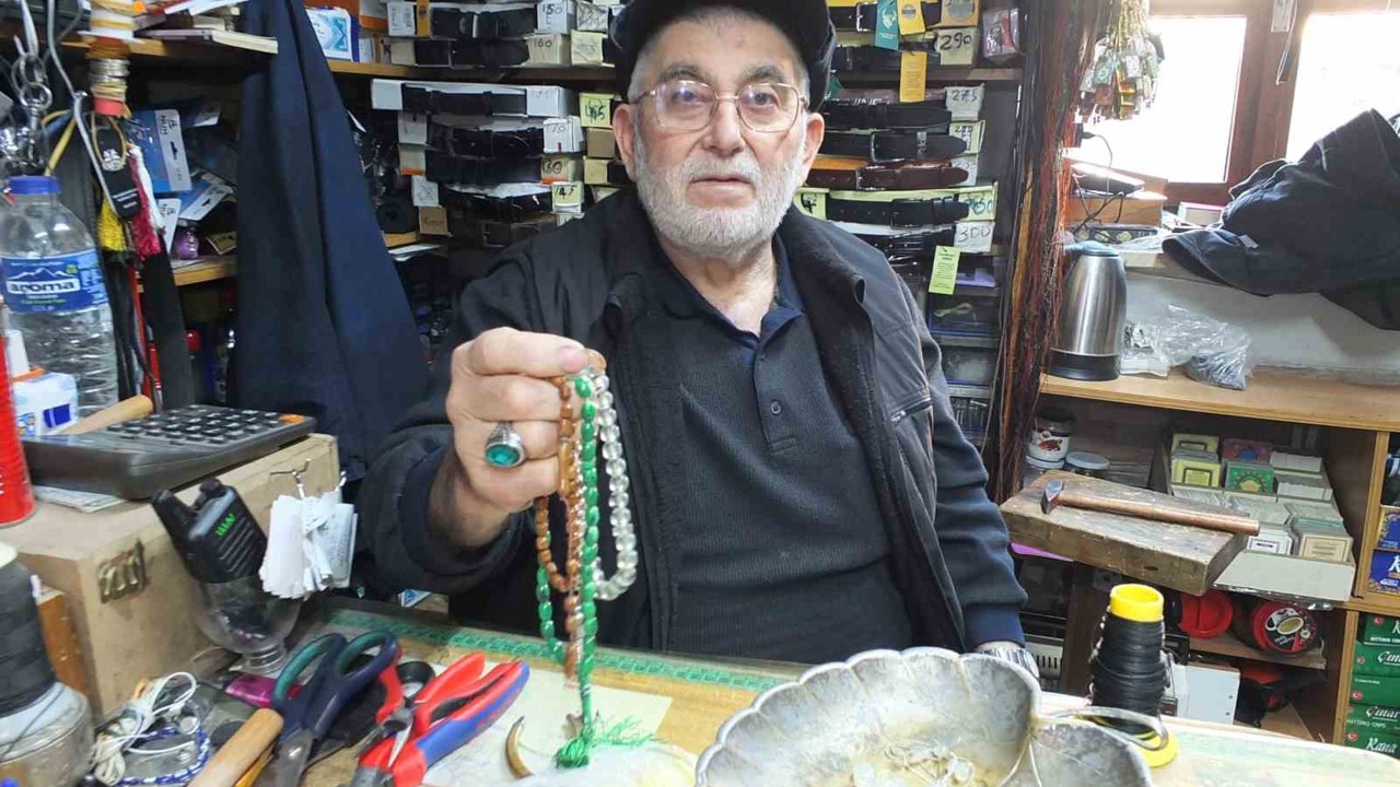 71 yaşındaki Cevat Dede tespih dizerek para kazanıyor
