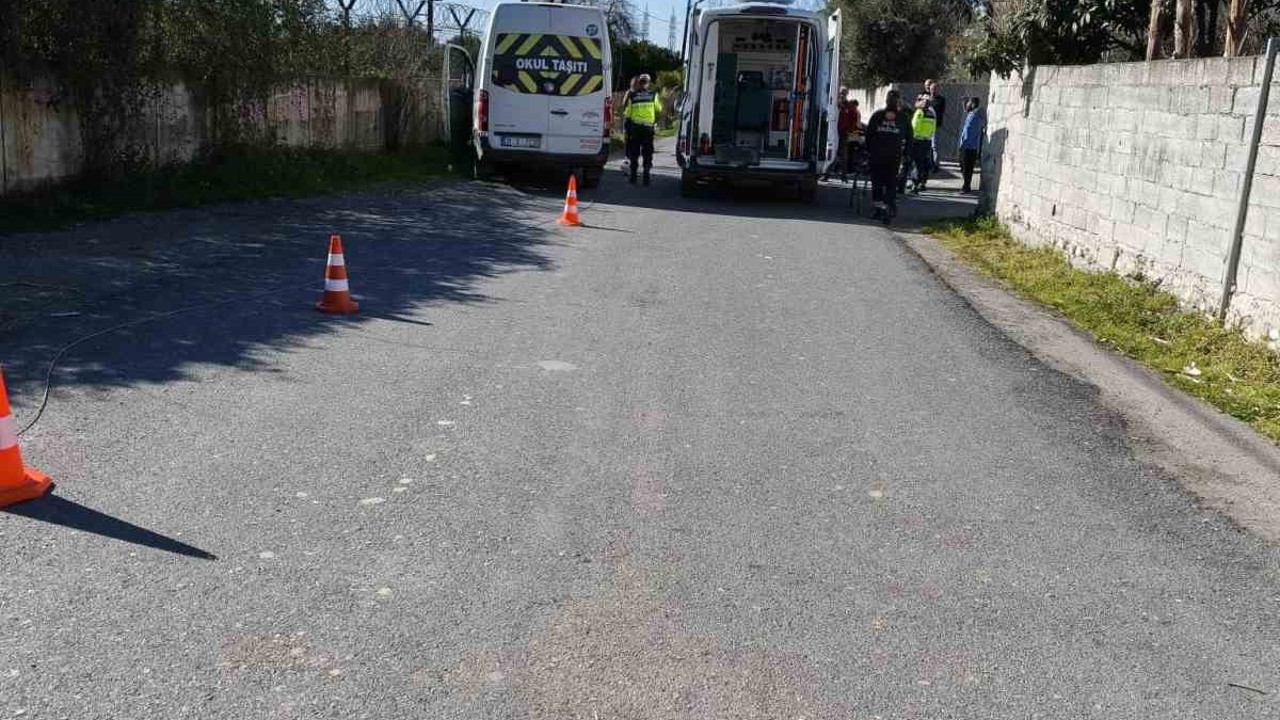 Dörtyol’da öğrenci servisi elektrik direğine çarptı: 4 yaralı
