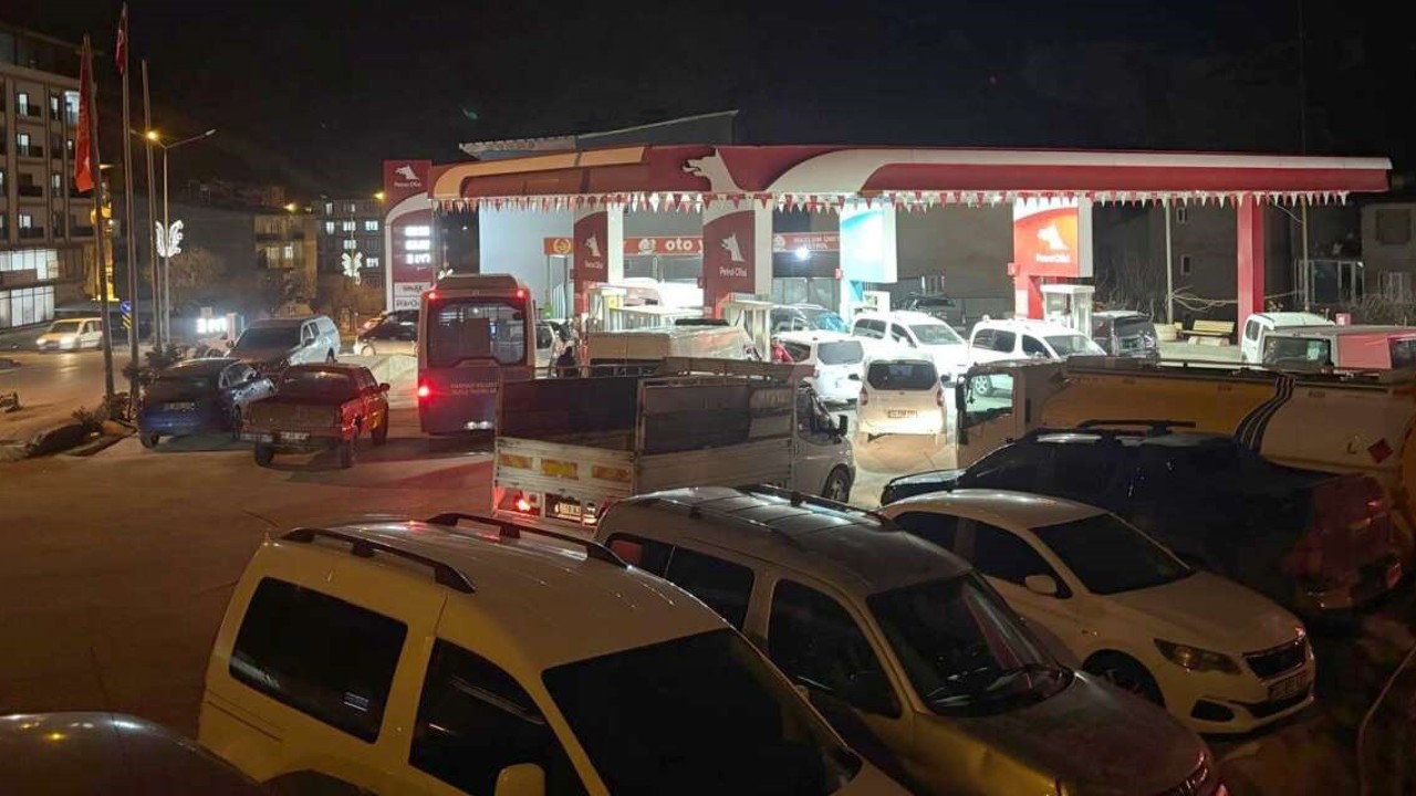 Hakkari’de akaryakıt kuyruğu: Zam beklentisi istasyonları doldurdu
