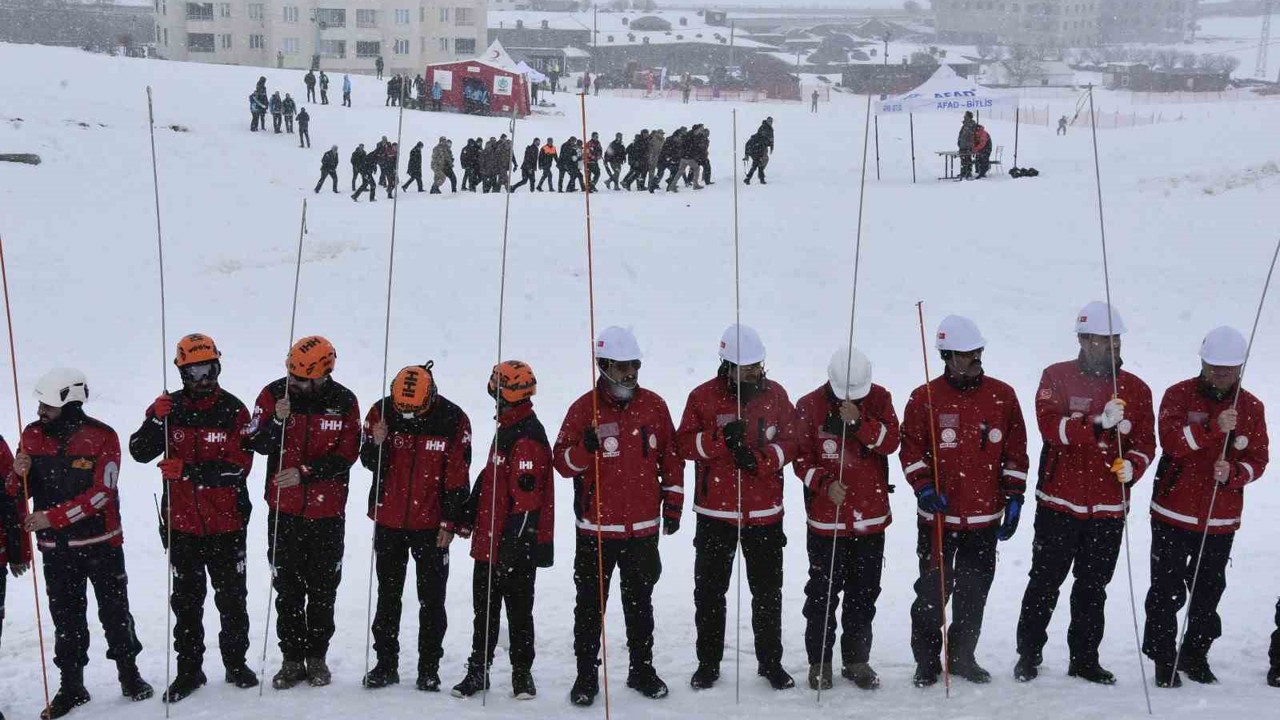 Bitlis’te çığ tatbikatı gerçeğini aratmadı
