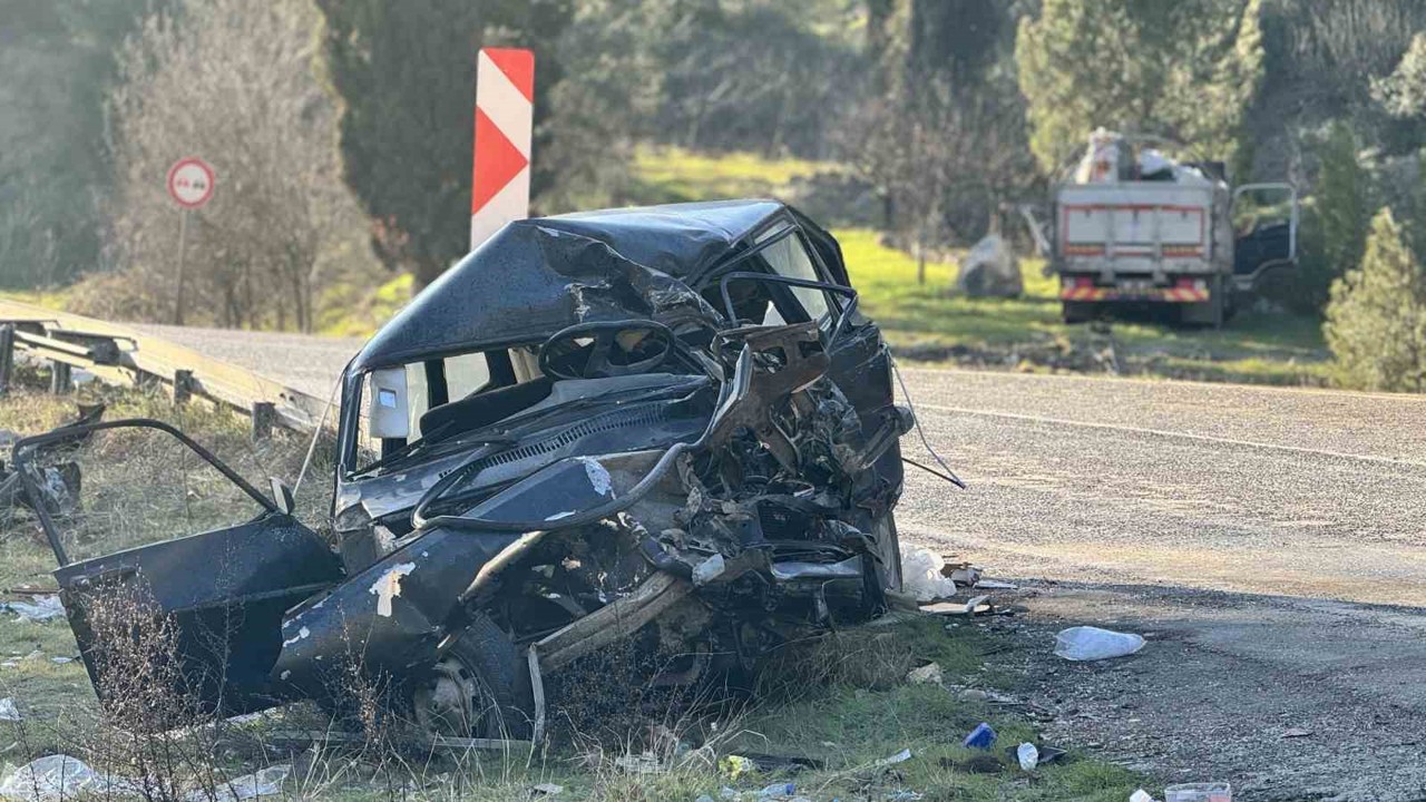 Kamyonla çarpışan otomobil demir yığınına döndü: 1 ölü, 5 yaralı
