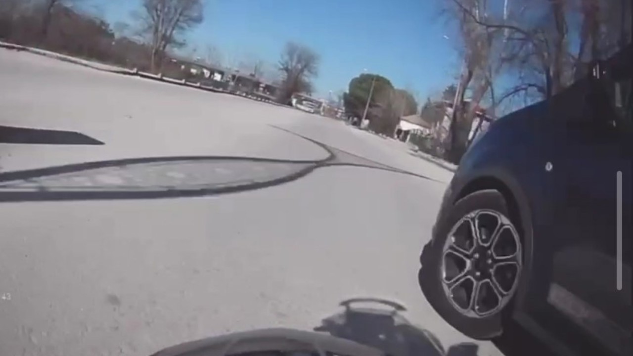 Keşan’da motosiklet hafif ticari araca çarptı: 2 kişi yaralandı
