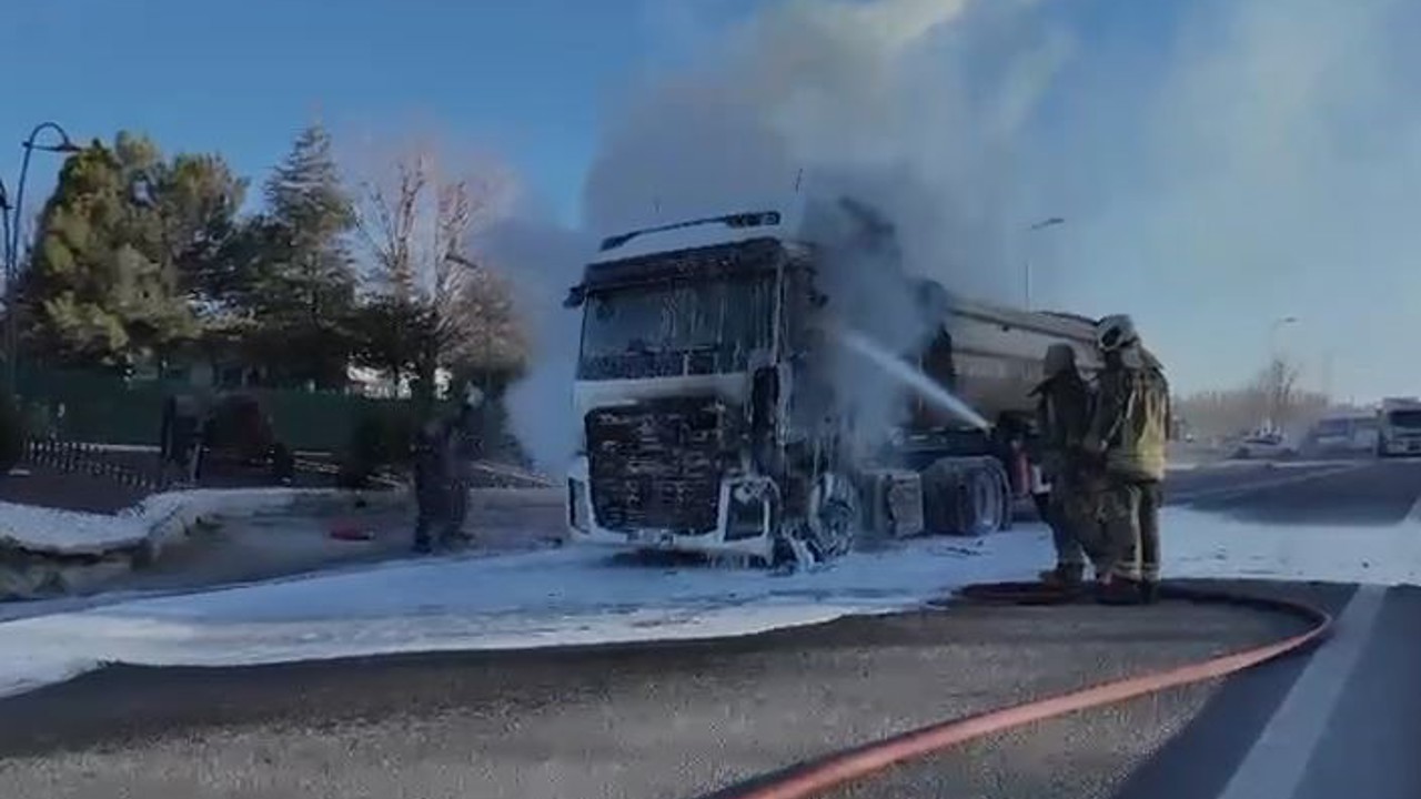 Ankara’da seyir halindeki hafriyat kamyonu yandı
