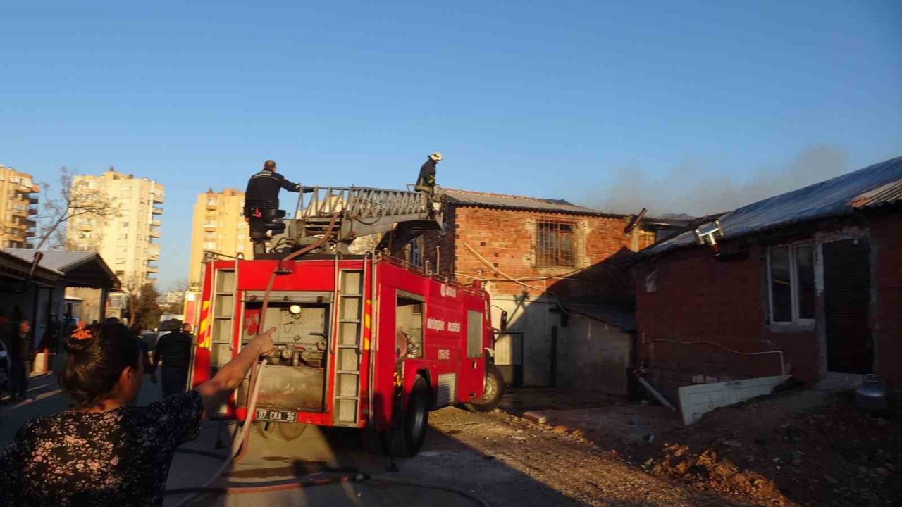 Antalya’da yaşlı çiftin evi alevlere teslim oldu
