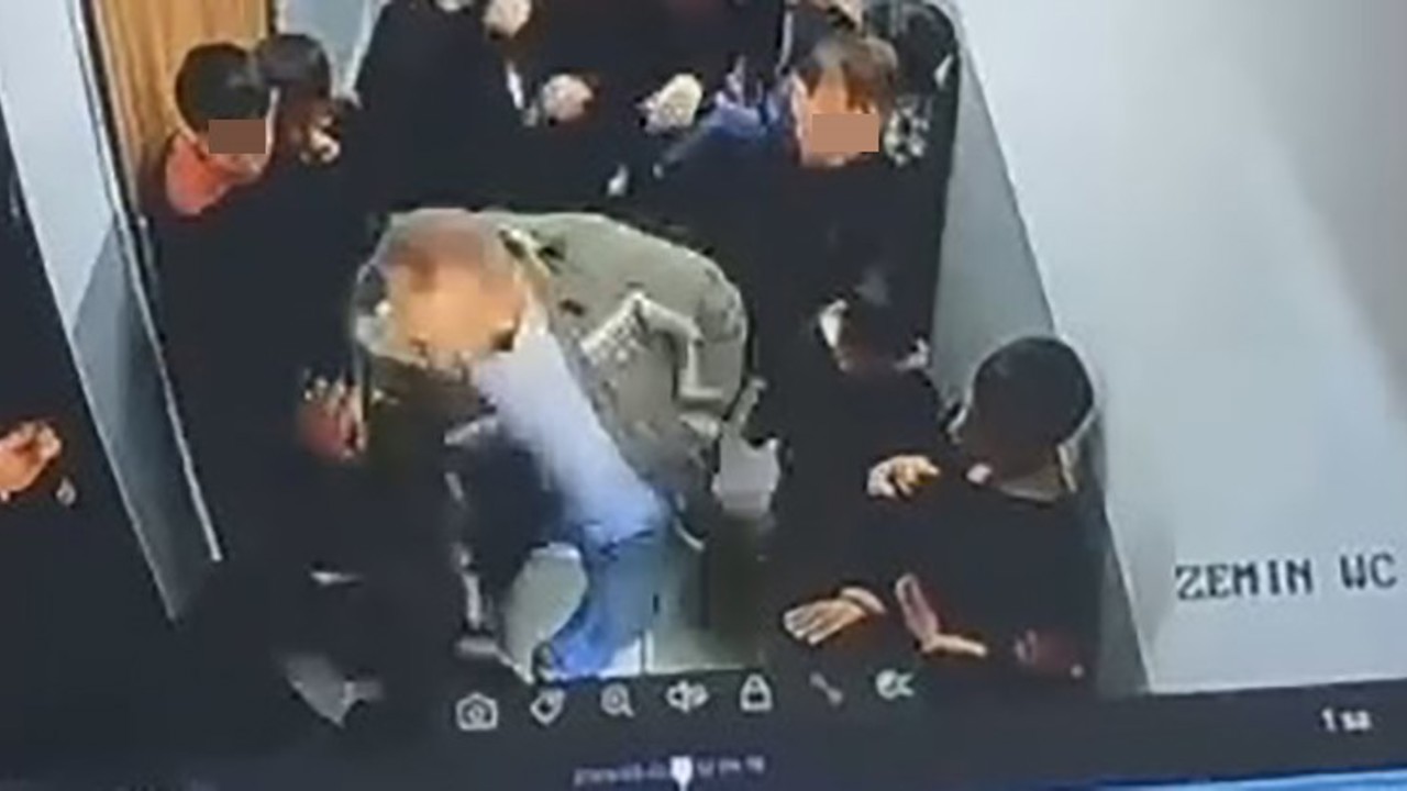 Van’da okulda dehşet: Çocuğuna kartopu atan öğrenciyi koridorda darp etti
