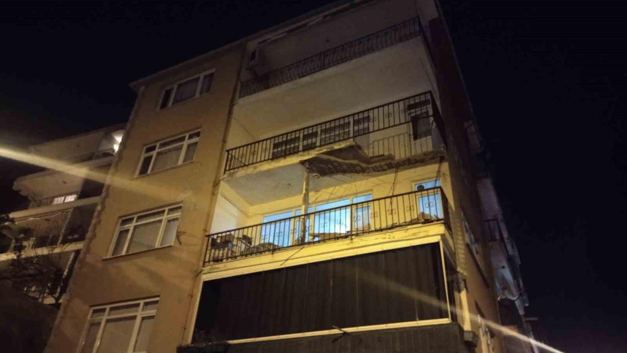 Üsküdar’da binanın balkonunda kısmi çökme meydana geldi
