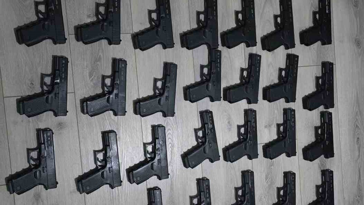 İstanbul’da gözaltına alınan kişinin evinden ve aracından 50 tabanca çıktı
