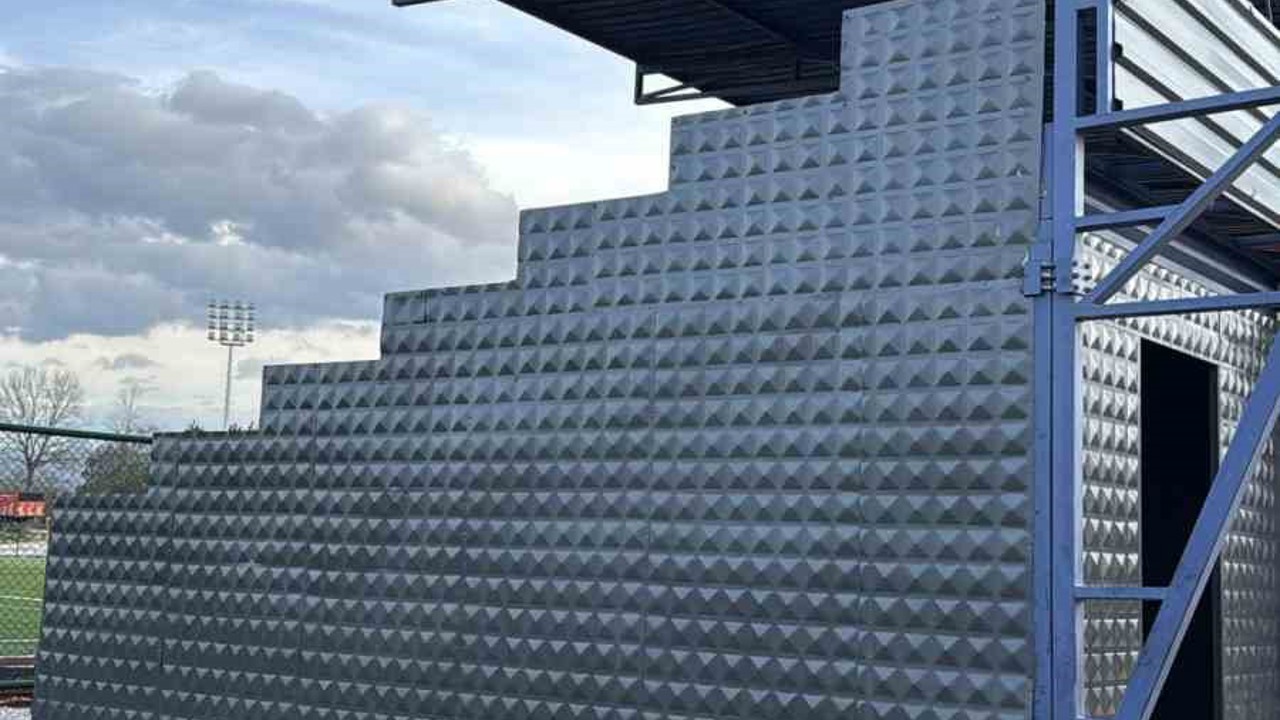 Futbol sahasına malzeme deposu
