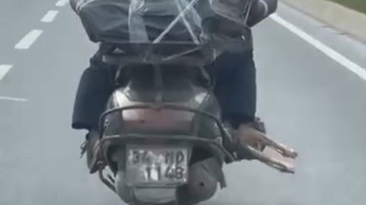 Motorcu ayağının altında et taşıdı
