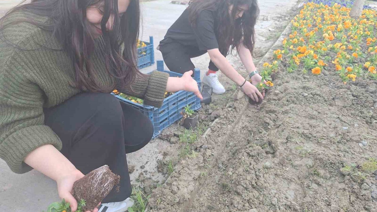 Yurt bahçesi gönüllü öğrencilerle bahara hazırlandı
